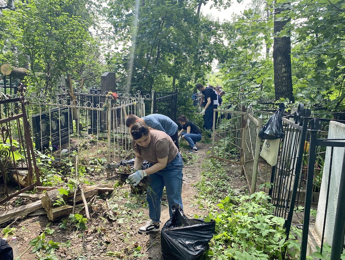 Могилы Героев Великой Отечественной войны прибрали на кладбище &laquo;Марьина Роща&raquo; - фото 1