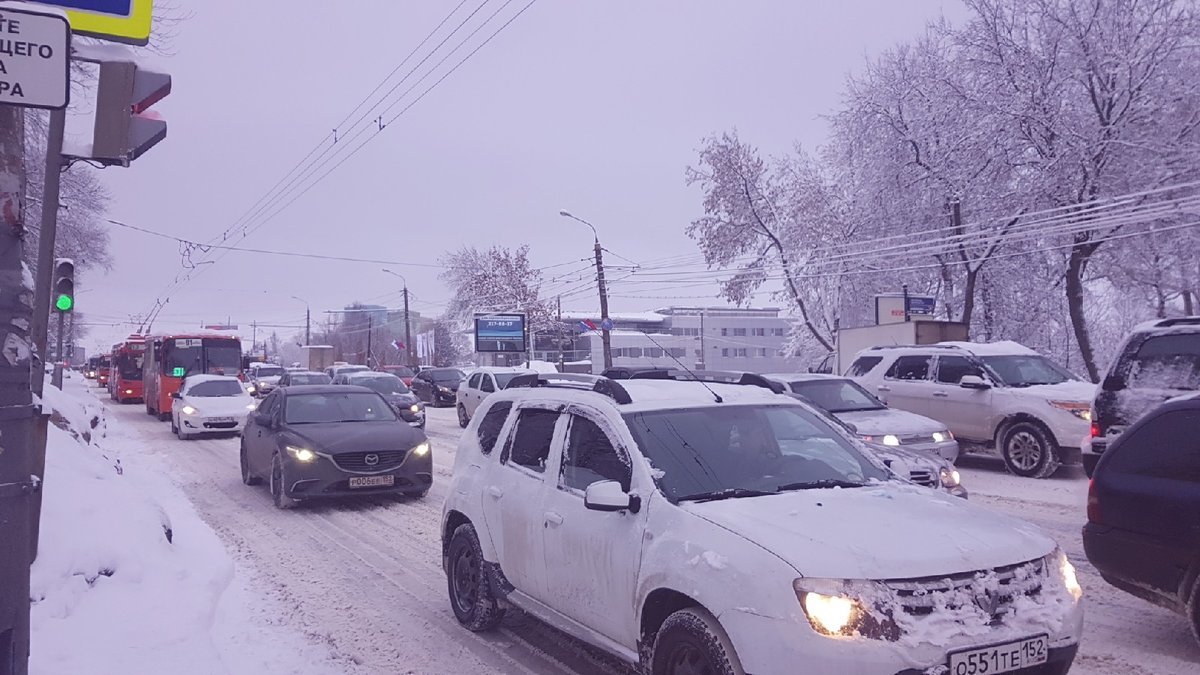 Десятибалльные пробки парализовали движение в Нижнем Новгороде - фото 1