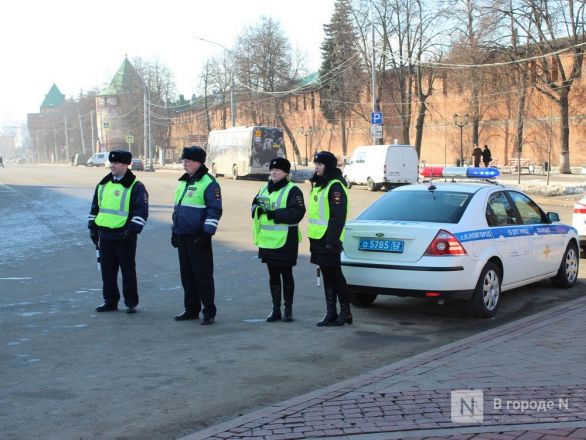 Девушки-полицейские поздравили нижегородских водителей с Днем защитника Отечества - фото 18