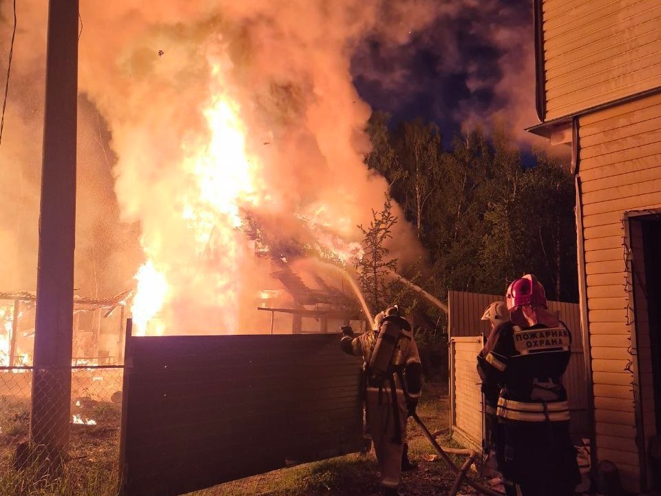 Дом и баня сгорели в садоводческом товариществе в Нижнем Новгороде - фото 1