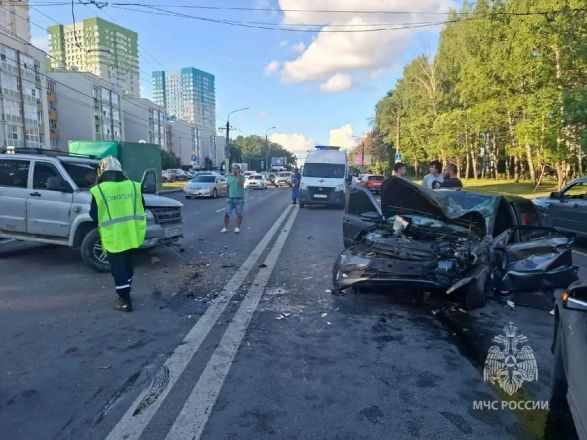 Три машины столкнулись в Нижнем Новгороде: мужчину пришлось деблокировать - фото 2