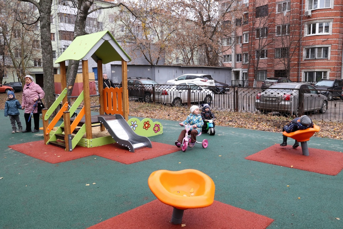 Детскую площадку со спортивной зоной обустроили на улице Белинского - фото 1
