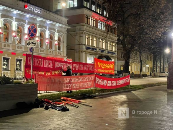 Нижегородец устроил одиночный пикет в честь годовщины Октябрьской революции  - фото 2