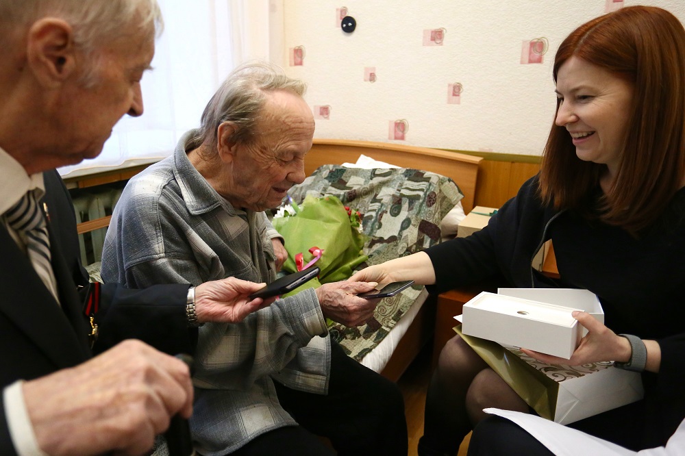 Елизавета Солонченко поздравила 95-летнего нижегородца с Днем героев Отечества - фото 1