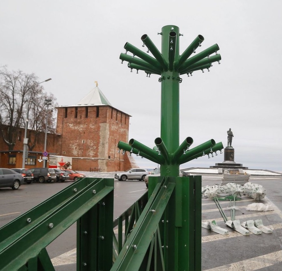 Главную новогоднюю ель начали устанавливать на площади Минина и Пожарского - фото 1