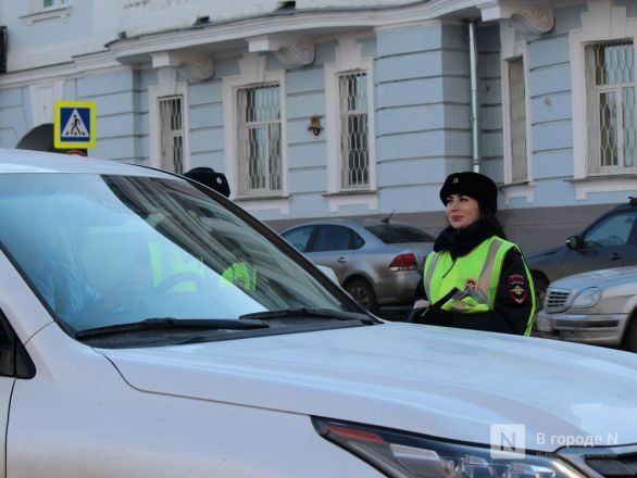 Девушки-полицейские поздравили нижегородских водителей с Днем защитника Отечества - фото 34