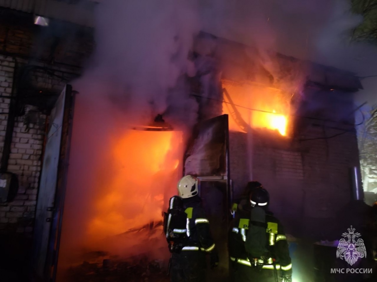 Три автомобиля сгорели в гаражах в Нижнем Новгороде - фото 1