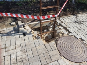 Тротуар на Мызе обвалился из-за размытого грунта (ФОТО)