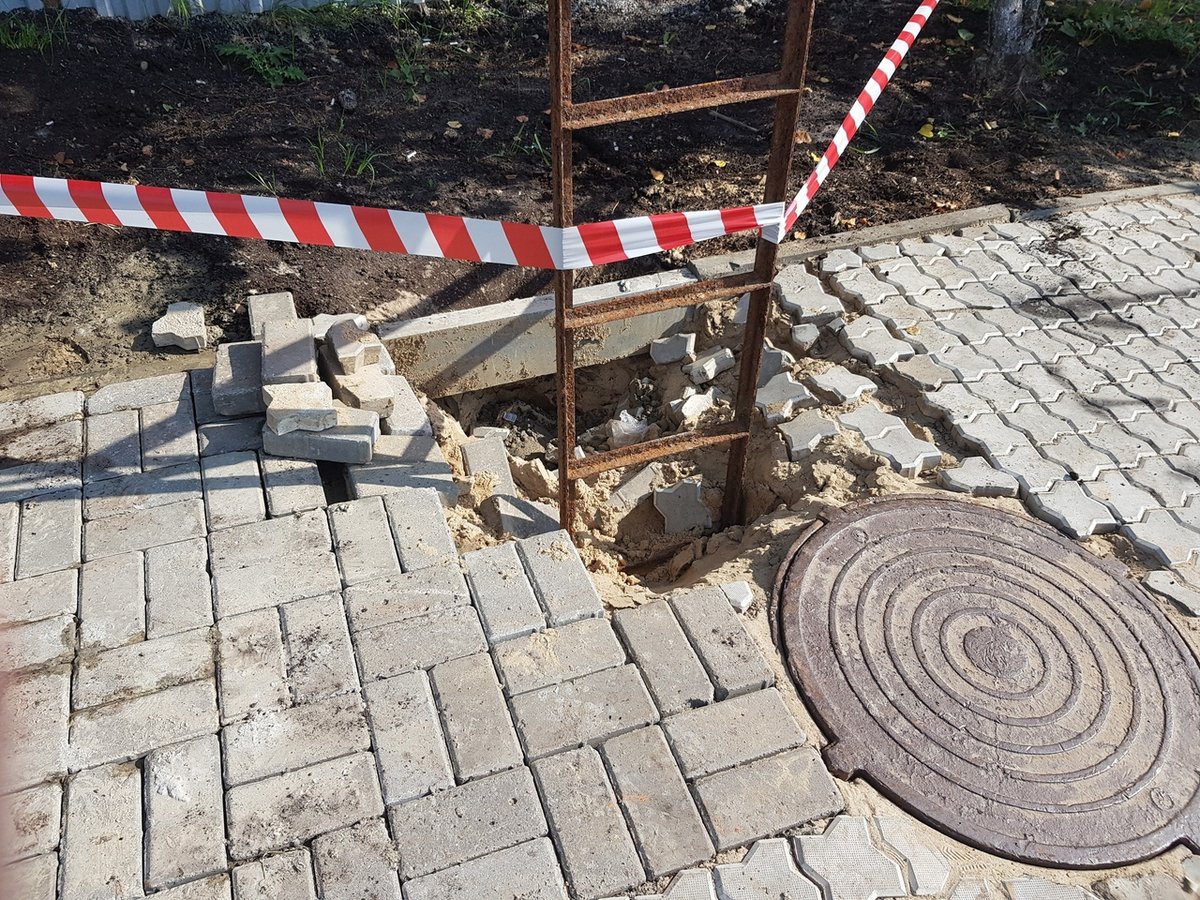 Тротуар на Мызе обвалился из-за размытого грунта (ФОТО) - фото 1