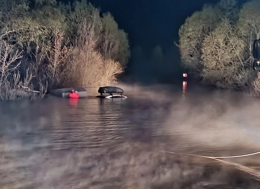 Навигатор завел автопутешественников на затопленную дорогу в Павловском районе - фото 1