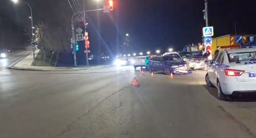 Девушка пострадала в ДТП с двумя машинами у Нижне-Волжской набережной - фото 1
