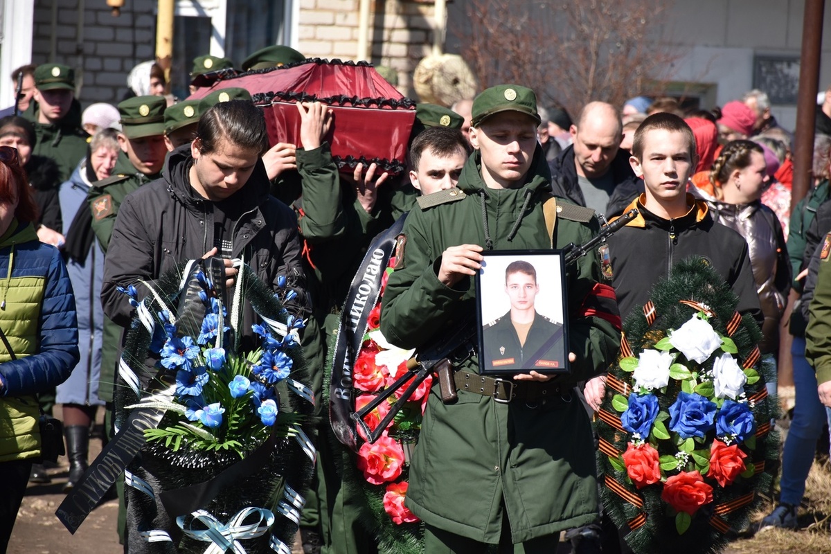 В поселке Семеновского района простились с 21-летним солдатом, погибшим в Украине - фото 1