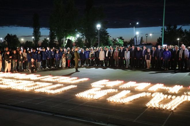 Огненную инсталляцию из 12 тысяч свечей создали нижегородцы в парке Победы - фото 2