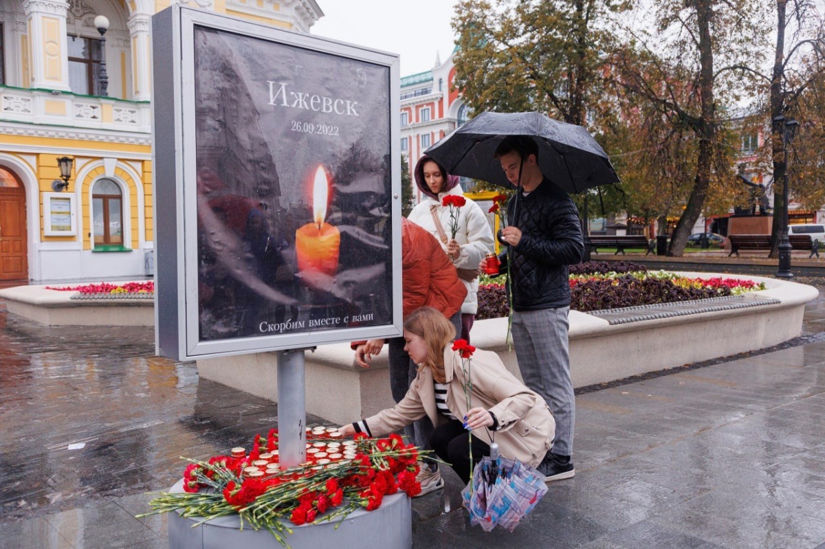 Нижегородцы создали мемориал памяти погибших при стрельбе в ижевской школе  - фото 1