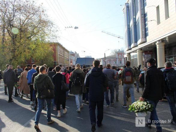 Траурная процессия с портретами Славиной  прошла мимо здания нижегородского МВД (фото) - фото 7