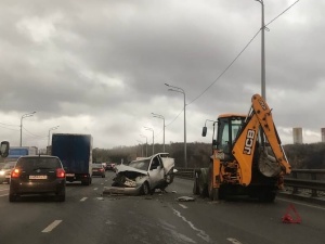 Легковушку смяло на Мызинском мосту в Нижнем Новгороде после встречи с экскаватором