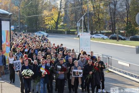 Траурная процессия с портретами Славиной  прошла мимо здания нижегородского МВД (фото)