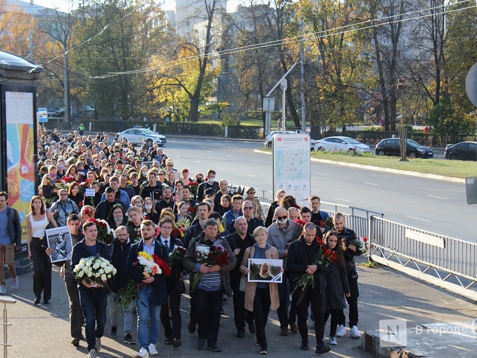 Траурная процессия с портретами Славиной  прошла мимо здания нижегородского МВД (фото) - фото 1