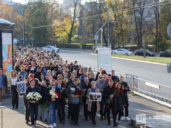 Траурная процессия с портретами Славиной  прошла мимо здания нижегородского МВД (фото) - фото 10
