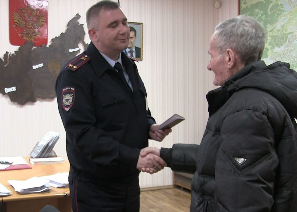 27 лет без паспорта: нижегородские полицейские помогли мужчине оформить документы - фото 1