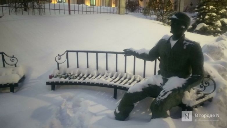 Стихийный мемориал после смерти Алексея Навального* появился в Нижнем Новгороде - фото 3