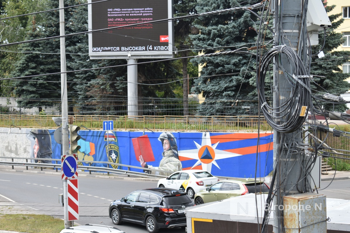 Обновленное граффити со спасателями МЧС появляется на Окском съезде в Нижнем Новгороде - фото 1