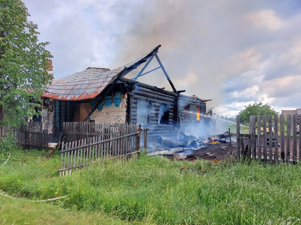 Дом многодетной семьи в Шахунье сгорел из-за детской шалости - фото 1