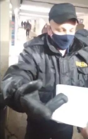 Охрана гоняет нижегородских активистов с мест сбора подписей против QR-кодов - фото 1