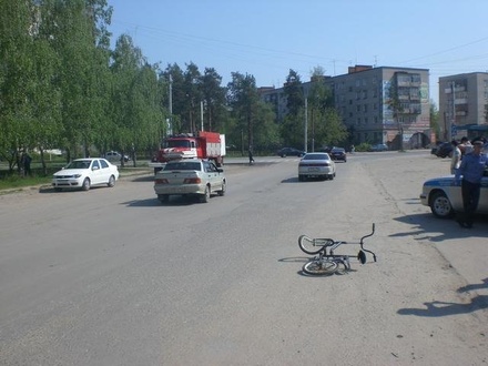 Иномарка сбила подростка на велосипеде во дворе Дзержинска