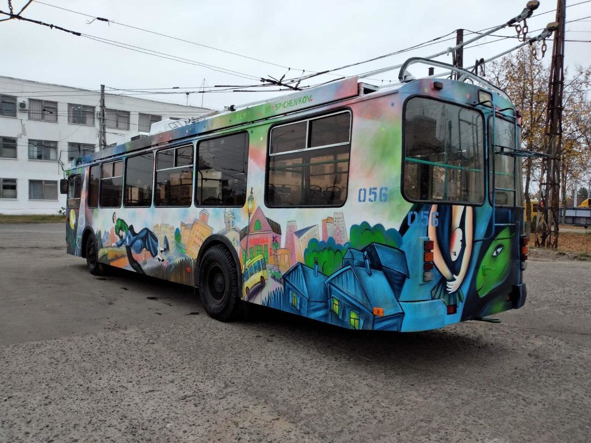 Оформленный граффити троллейбус выйдет на маршрут в Дзержинске - фото 2