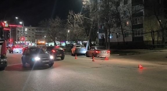 Две девочки пострадали в жестком ДТП с иномарками в Нижнем Новгороде - фото 1