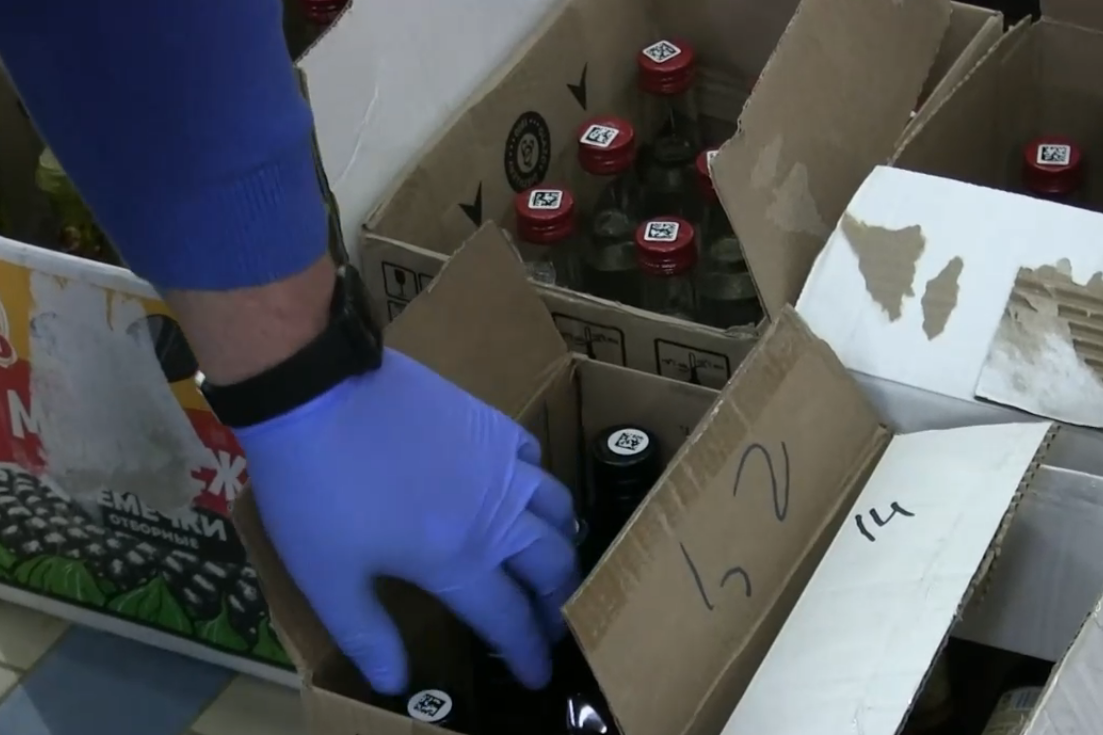 210 литров контрафактного алкоголя изъяли из магазина в Нижнем Новгороде - фото 1