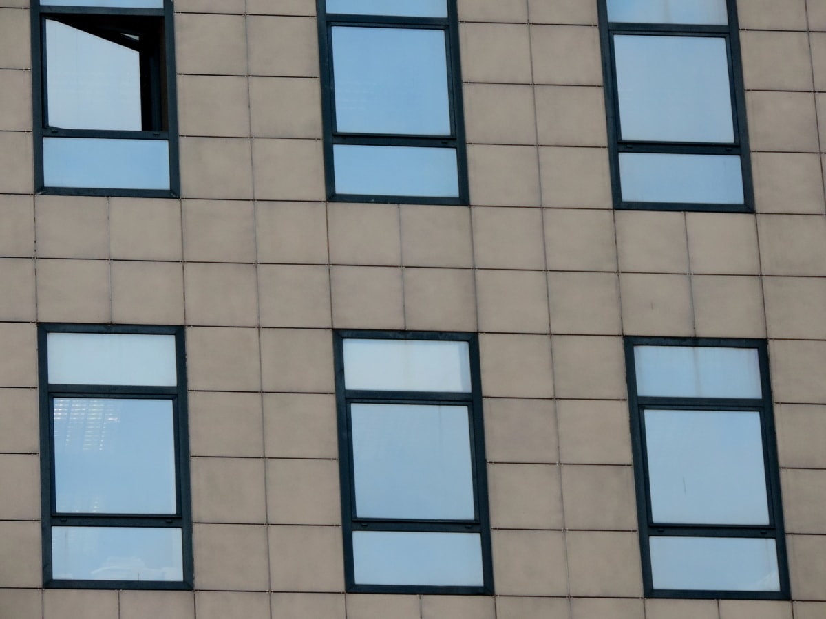 Мужчина выпал из окна торгового центра в Нижнем Новгороде - фото 1