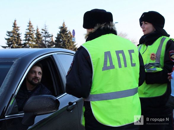 Девушки-полицейские поздравили нижегородских водителей с Днем защитника Отечества - фото 32