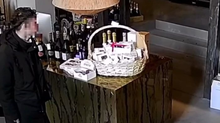 Шампанское за 54 тысячи рублей украл нижегородец из магазина - фото 1