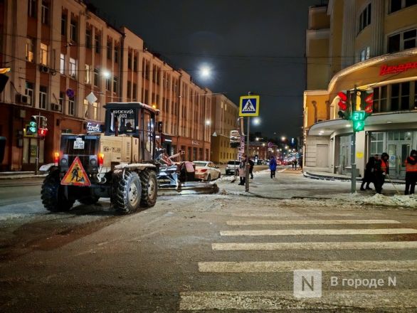 Фоторепортаж: как чистят дороги в Нижнем Новгороде после мощных снегопадов - фото 4