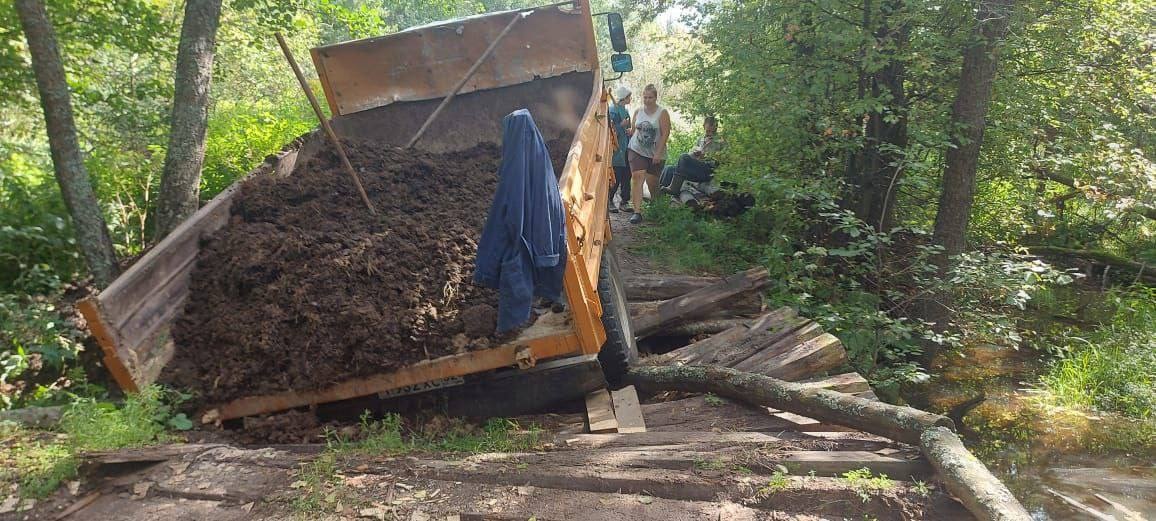 Груженый грузовик проломил единственный мост в нижегородской деревне Уткино - фото 1