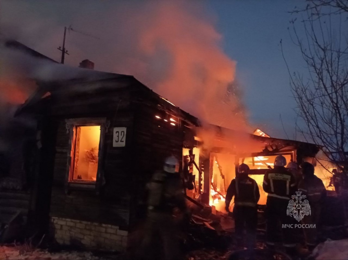 Жилой дом горит в Автозаводском районе - фото 1