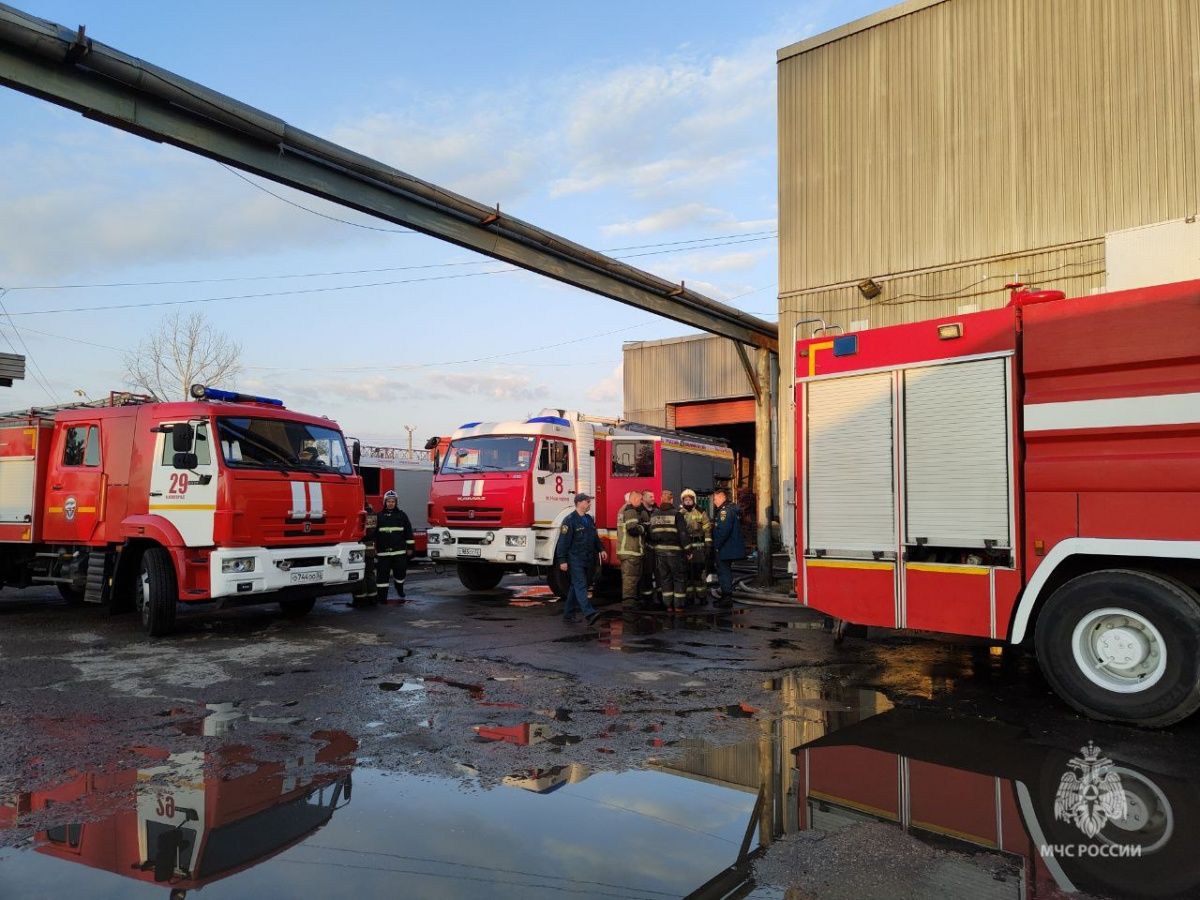 Крупный пожар случился ночью на складе в Сормовском районе