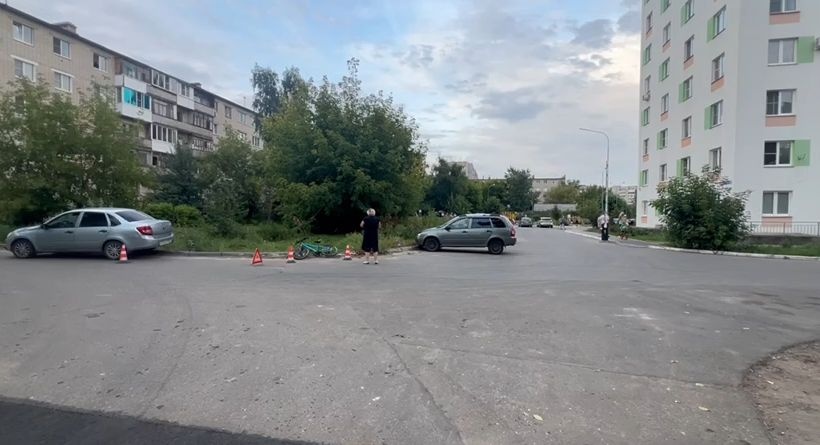 Автомобиль сбил двух детей на велосипеде в Дзержинске - фото 1